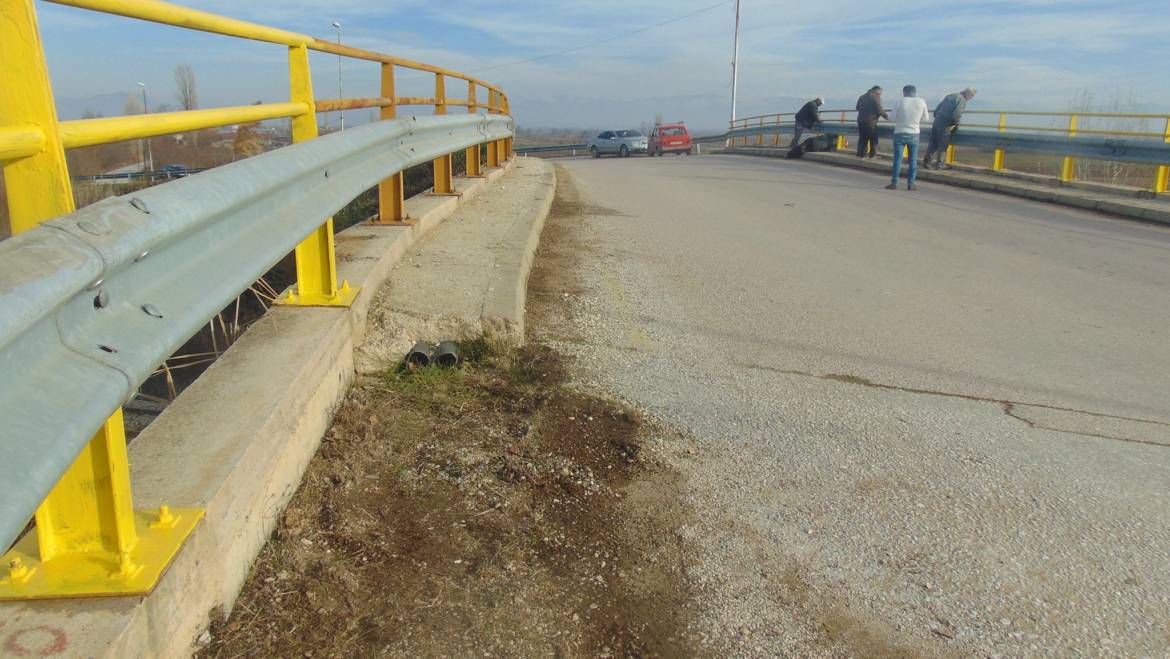 Извршено е бојадисување на заштитната ограда на надвозникот пред населено место Могила